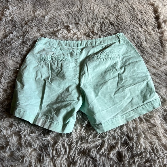 Old Navy Mid-Rise Everyday Khaki Shorts For Women - 5 inch inseam - Picture 4 of 4